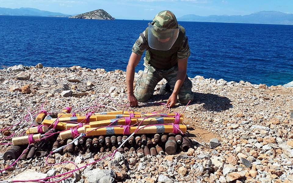 Πολεμος εν καιρώ ειρήνης – Διάσπαρτα ναρκοπέδια και πυρομαχικά απειλούν ζωές – Οι πυροτεχνουργοί του Στρατού που φλερτάρουν με τον θάνατο (εικόνες)